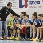 Peñas, dirigiéndose a sus jugadoras de banquillo.-E. M.
