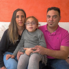 Los padres con la pequeña Iara, de siete años, que reclama continuar con el tratamiento.-M. A. SANTOS (PHOTOGENIC)