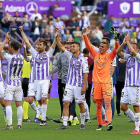 Masip aplaude a la afición con sus compañeros tras el útlimo triunfo.-J. M. LOSTAU