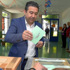Luis Mariano Santos votando ayer en Cistierna (León).-ICAL