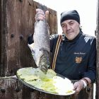 A Agustín Gamazo, chef y propietario del Restaurante El Chivo (Morales de Toro, Zamora) le conocen como ‘el pirata de mar adentro’ no solo por su vestimenta, sino por la calidad de los pescados que ofrece. Su cogote de merluza se ha hecho famoso fuera de nuestras fronteras. El local comenzó como pub en la década de los 80. Hoy es una referencia obligada de nuestra gastronomía.