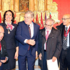 Los expresidentes de las Cortes Manuel Estella (I), Josefa García Cirac, José Manuel Fernández Santiago (3D), Carlos Sánchez Reyes (2D) y Dionisio Llamazares (D), tras el acto de homenaje a los procuradores de la 1ª a la 9ª legislatura-ICAL