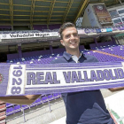 Juan Villar posa con la bufanda del Real Valladolid en Zorrilla.-Miguel Ángel Santos