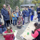 El alcalde, Francisco Javier León de la Riva y el concejal Jesús Enríquez contemplan el pabellón de jardineros del Campo Grande, que será un aula estable de medio ambiente-J.M.Lostau