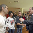 Herrera conversa con José Luis San Juan y Antonio Blanco, a quienes reconoció del mitin de León.-ICAL
