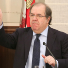 Juan Vicente Herrera, durante la firma de los nuevos acuerdos del Diálogo Social.-ICAL