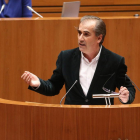 El procurador socialistas Luis Briones, durante el pleno monográfico sobre el debate y votación de los Presupuestos Generales de la Comunidad para 2016 y proyecto de ley de Medidas Tributarias.-ICAL