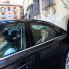 El presidente de la Diputación de León, Marcos Martínez, en el asiento de atrás en el momento de ser detenido y llevado a las depedencias policiales-Ramiro