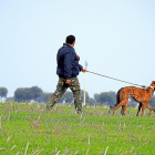 Un cazador tordesillano, en el control, durante el provincial de caza de Valladolid 2015.-L.FUENTE