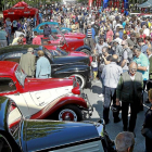 Cientos de personas visitan la exposición de coches antiguos en la Acera de Recoletos.-J. M. Lostau