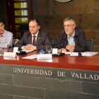 El rector de la Universidad de Valladolid, Daniel Miguel, y los secretarios autonómicos de UGT y CCOO, Agustín Prieto y Ángel Hernández, firman la creación de la Cátedra de Sindicalismo y Diálogo Social-ICAL