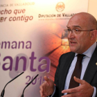 El presidente de la Diputación, Jesús Julio Carnero, durante su intervención tras reunirse con las Juntas Locales de Semana Santa-Ical