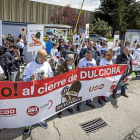 La plantilla de Dulciora celebró ayer una concentración de dos horas frente a las instalaciones del polígono San Cristóbal. Es la primera movilización de las cuatro previstas para los próximos jueves en protesta contra la clausura de la factoría-MIGUEL ÁNGEL SANTOS / PHOTOGENIC