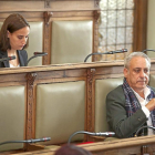 PRESENCIO SE ESTRENA COMO CONCEJAL NO ADSCRITO. El ex concejal de Ciudadanos Jesús Presencio se estrenó como único representante del grupo de no adscritos. Intervino para explicar su posición en todas las mociones. A su espalda tuvo a su ya ex compañera d-Pablo Requejo