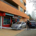 Agentes de Policía, ayer, realizan pesquisas en el bar ‘Planet’ de Zaragoza donde ocurrieron los hechos.-EL MUNDO