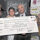 David Franco muestra el cheque con José Luis López Valdivielso; junto a ellos, Alberto Bustos y Alfonso Lahuerta.-EL MUNDO