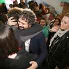 José Sarrión abrazado por sus simpatizantes tras anunciar su dimisión.-ICAL