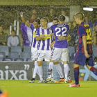 Jugadores blanquivioleta celebran el primer gol de la noche en el Mini Estadi.-Photo-deporte