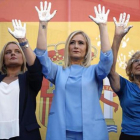 Marimar Blanco, Cristina Cifuentes y Manuela Carmena, en el acto de homenaje ante el palacio de Cibeles. /-