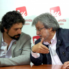 El procurador electo de IU-Equo, José Sarrión (I), y el coordinador de la organización, José María González, analizan los resultados de las elecciones municipales y autonómicas-Ical