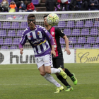 Manu del Moral, que jugó con una máscara de protección, corre tras el balón.-Pablo Requejo