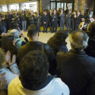 EL CORREO DE BURGOS. Los compañeros de Yolanda Pascual se concentraron a las 20 horas de la tarde frente a la puerta de las instalaciones del rotativo. Acompañaron  a profesionales y amigos unas 200 personas que mostraron su repulsa por el terrible suceso-RAÚL G. OCHOA