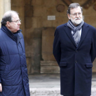 Juan Vicente Herrera acompaña al presidente del Gobierno, Mariano Rajoy, durante su visita a León.-ICAL