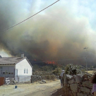 Imagen del incendio forestal declarado nivel 2 de peligrosidad en la localidad abulense de Medinilla, ubicado en la provincia de Ávila.-ICAL