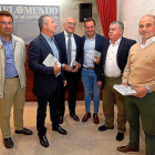 El alcalde de Peñafiel, Roberto Díez; el presidente de Asaja, Donaciano Dujo, Carnero; el gerente de Dehesa de los Canónigos, Iván Sanz; el juez Vázquez Taín y el presidente de la Cámara de Valladolid, Víctor Caramanzana.-J.M. LOSTAU
