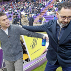 Rubi (izq.) saluda a José Bordalás antes del inicio del partido-J.M. LOSTAU