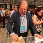 Jornada de clausura del XIX Congreso Nacional Extraordinario del PP en el que será elegido el nuevo presidente de la formación. En la imagen el presidente de la Junta, Juan Vicente Herrera, votando.-Juan Lázaro / ICAL