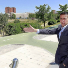 Sunil Bhardwaj señala la parcela donde se iba a construir el 'Rock Village'.-J.M. Lostau