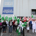 El sindicato de enfermería Satse Castilla y León se concentra delante del Hospital Rio Hortega para reivindicar a la Junta la devolución de la paga extra y los días libres eliminados en 2012-Ical