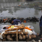 Cremación de cadáveres en Katmandú.-Foto: AP / MANISH SWARUP