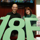 Santiago Campos y Margarita García muestran la fecha de la asamblea-J.M.Lostau