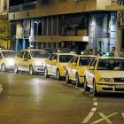 Una fila de taxis espera clientes en Poniente-El Mundo