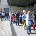 Varias personas hacen cola en la puerta de la Feria de Muestras de Valladolid.-J.M. LOSTAU