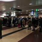 Colas de viajeros en la estación de Chamartín (Madrid) antes de cruzar los nuevos controles de seguridad implantados por Adif.-E.M.