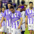 Moyano, Balbi, Mata, Míchel y Álex Pérez se retiran cariacontecidos tras el final del partido.-J.M.LOSTAU