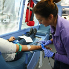 Una mujer dona sangre en un centro de hemodonación en Ponferrada.-ICAL