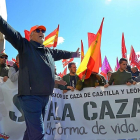 El presidente de la Oficina Nacional de Caza, Felipe Vegue, tuvo que intervenir en el momento más tenso de la concentración.-EUROPA PRESS