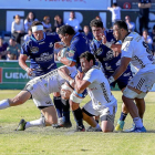 Los jugadores del SilverStorm intentan frenar a un rival del VRAC durante la final del pasado curso.-J.M. LOSTAU