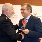 El jefe Superior de la Policía de Castilla y León, Jorge Zurita (I),recibe el galardón especial durante la entrega de los Premios Escuelas Católicas Castilla y León 2018, que reconocen cada curso la labor de docentes, centros e instituciones-ICAL