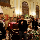 El hijo de Tomás Rodríguez Bolaños, Pablo, se dirige a los asistentes a la capilla ardiente instalada en el Ayuntamiento de Valladolid.-ICAL