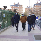 REURBANIZACIÓN DE LA CALLE HUERTAS. El alcalde, Óscar Puente, visitó ayer la calle Huerta tras  reurbanizarse en el tramo entre el Paseo del Cauce y la calle Covadonga. Con una inversión de 180.000 euros, fue una actuación solicitada por los vecinos en los presupuestos participativos y ha  permitido mejorar los accesos al colegio Federico García Lorca.