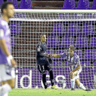 El portero Masip ayuda a levantarse al defensa  Ángel tras uno de los tres goles del Nàstic.-J.M. LOSTAU