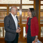 Pilar Vicente dialoga con Jesús Julio Carnero, en una imagen de archivo, al que exige que diga si apoya al grupo.-ICAL