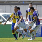 Rueda persigue el balón por delante de un jugador de Las Palmas-Photo-Deporte
