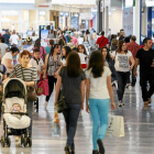 Personas paseando por el interior del centro comercial Río Shopping-Pablo Requejo