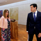 La viceportavoz del Grupo Socialista en las Cortes regional, Virginia Barcones, junto al portavoz popular Raúl de la Hoz al término del discurso de Herrera en el Debate de política general en las Cortes.-ICAL